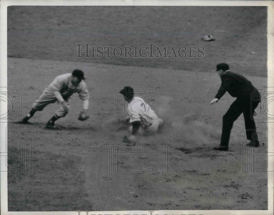 1942 Press Photo Yankees Tommy Henrich slides to 2nd vs Red Sox Lamar Newsome - Historic Images