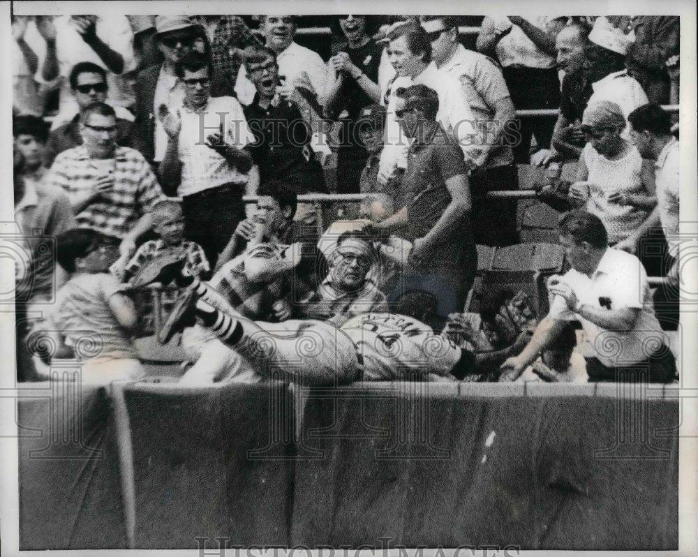 1966 Press Photo Tommy McCraw of White Sox leaps vainly into right field. - Historic Images