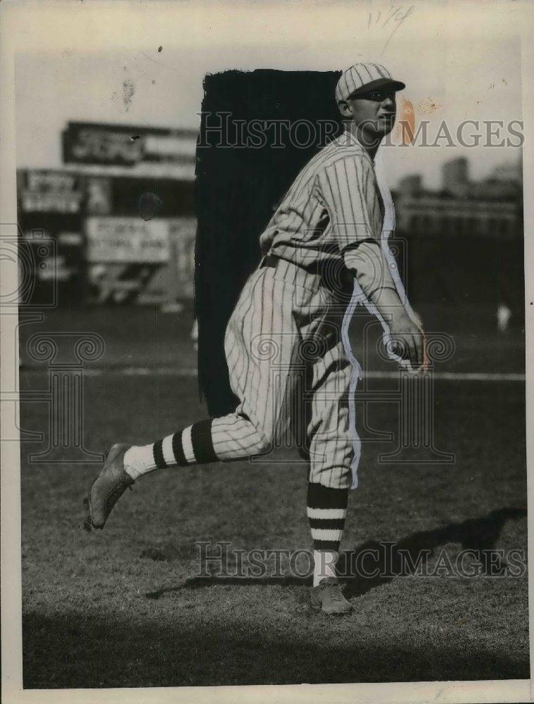 1928 Press Photo Lawrence Benton, Cinn. Reds pitcher at spring training - Historic Images