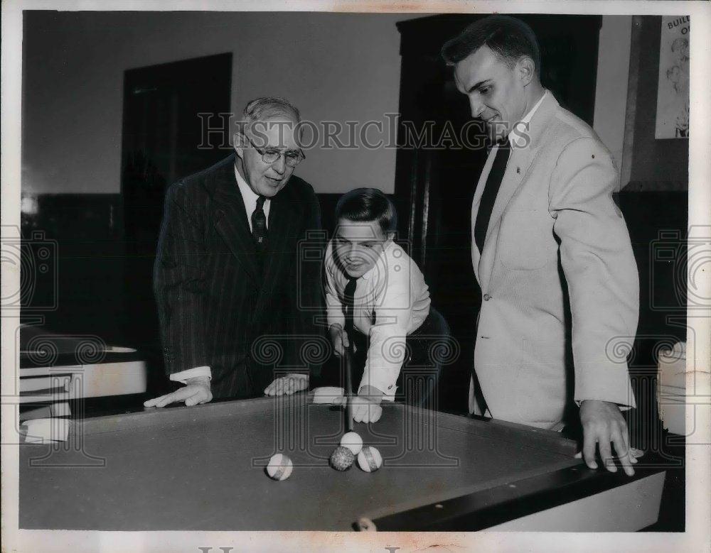 1954 Press Photo M.E. Goetz, Pres.of Club of Cleveland with Asst.Dir.Jim Lemming - Historic Images