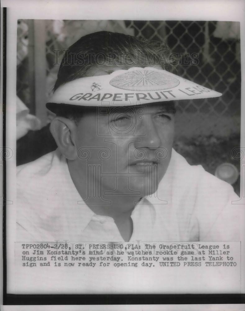 1955 Press Photo Yankee's Jim Konstanty Watches Grapefruit League Game - Historic Images