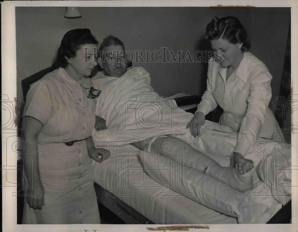 1940 Press Photo Nick Altrock Breaks Leg, Wife, Nurse Vera Sele, Washington - Historic Images