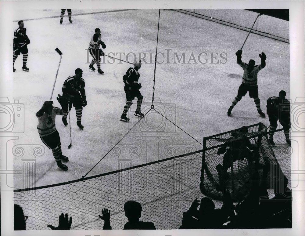1966 Press Photo Barons hockey as they score goal # 16 - nea04899 - Historic Images