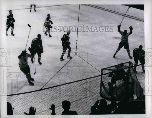1966 Press Photo Barons hockey as they score goal