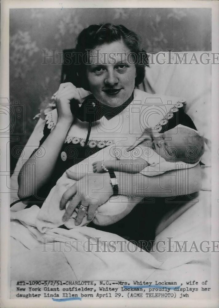 1951 Press Photo Wife And Child Of New York Giant&#39;s Outfielder Whitey Lockman - Historic Images