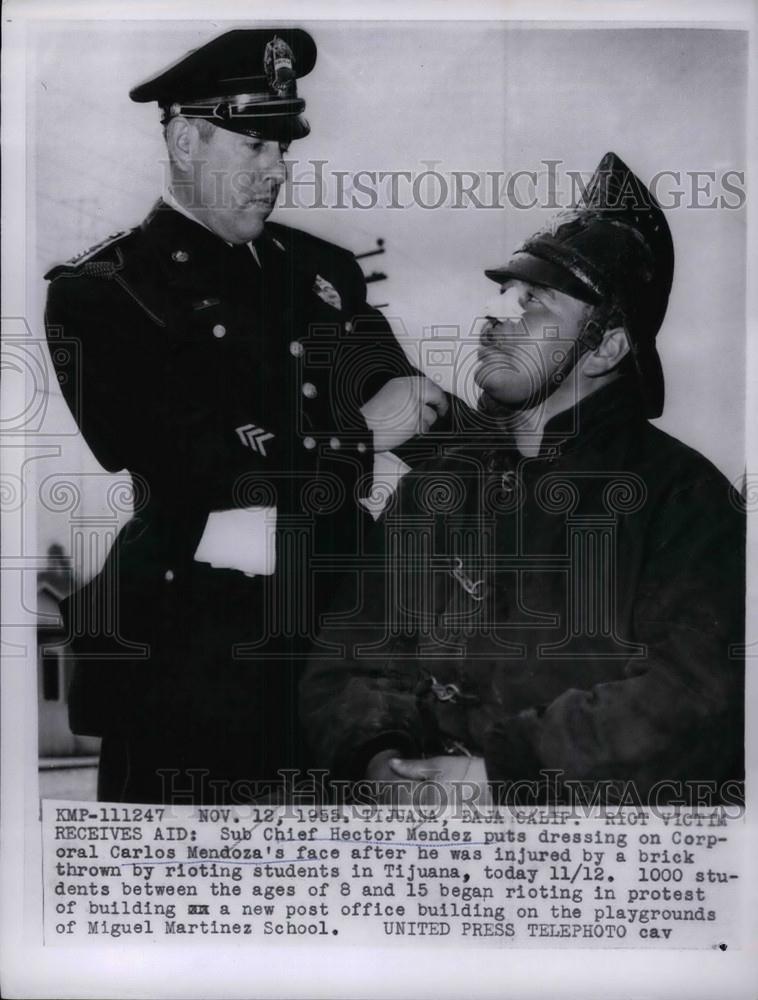 1955 Press Photo Sub Chief Hector Pndez Dresses Carlos Mendoza's face riot - Historic Images