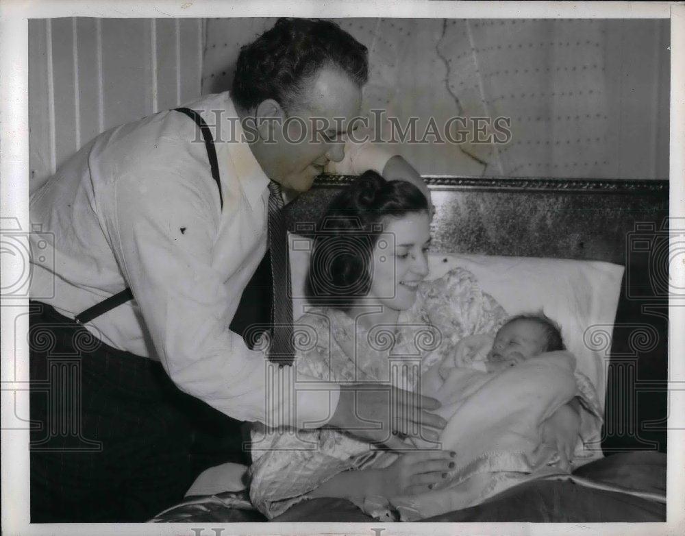 1942 Press Photo Steve with grandson Henry Nowak and daughter. - Historic Images