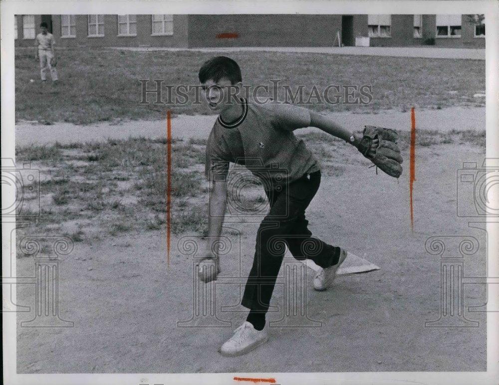 1967 Press Photo Ronald Portaro Pitches At Pick Up Game At Hopkins School - Historic Images