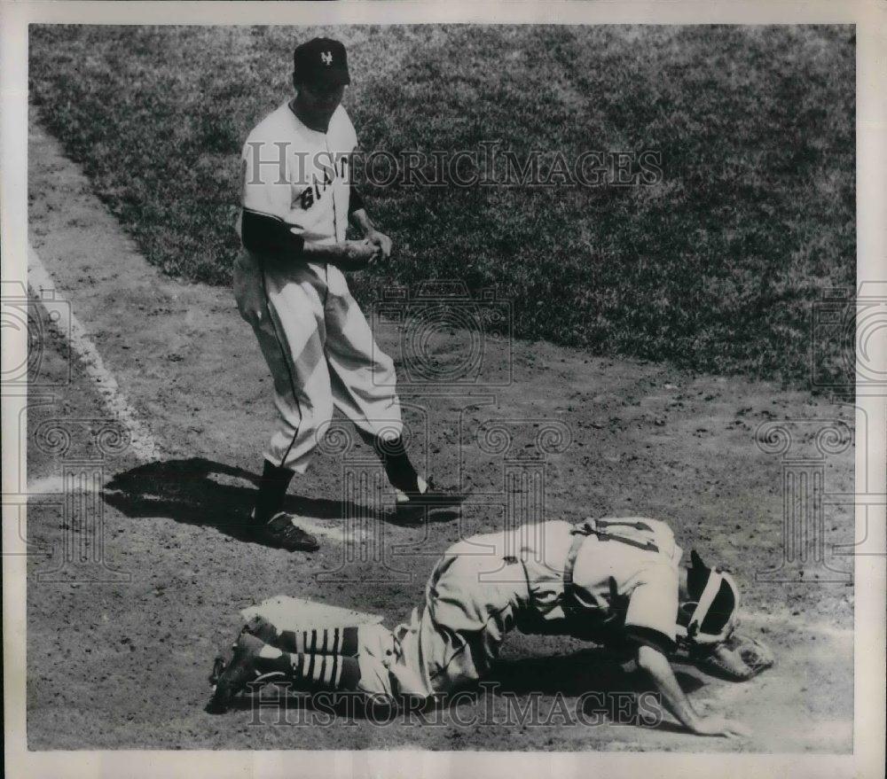 1951 Press Photo Cardinal Joe Garagiola hit by pitch from Giants Maglia - Historic Images