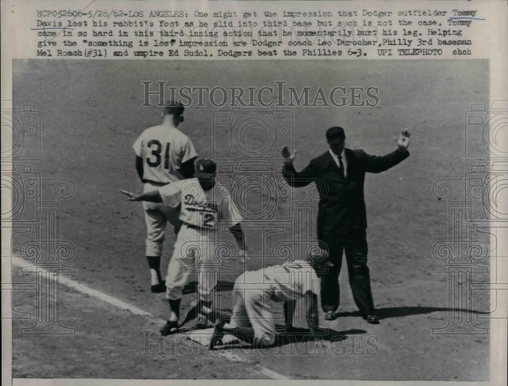 1962 Press Photo Los Angeles Dodgers Outfielder Tommy Davis Looking At 3rd Base - Historic Images
