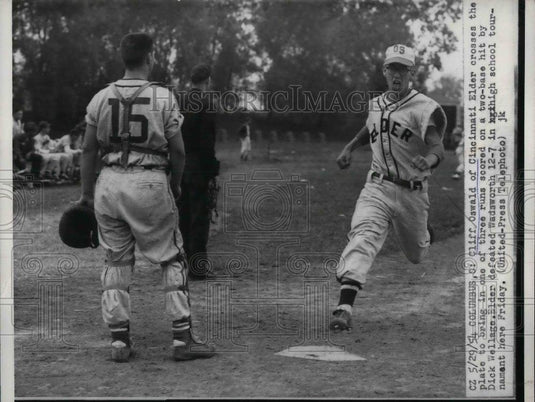 1954 Press Photo Cliff Oswald of Cincinnati Elder crosses plate to bring in one - Historic Images