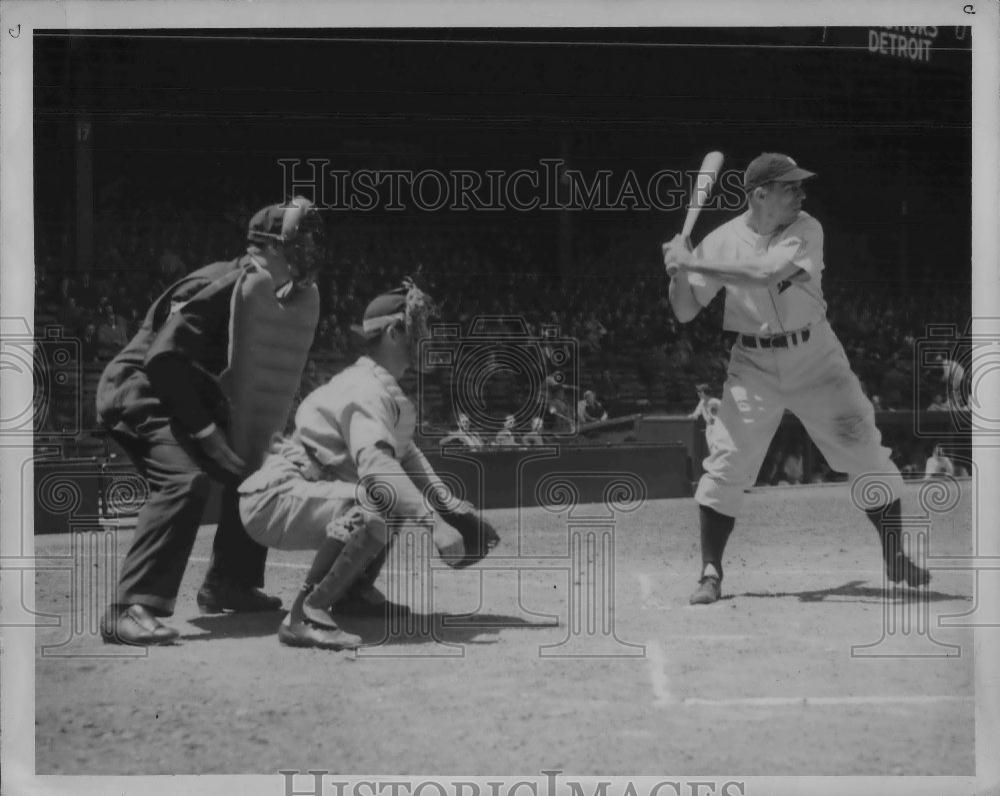 1945 Press Photo Detroit Tigers, Bob Mailer at bat - nea06014 - Historic Images