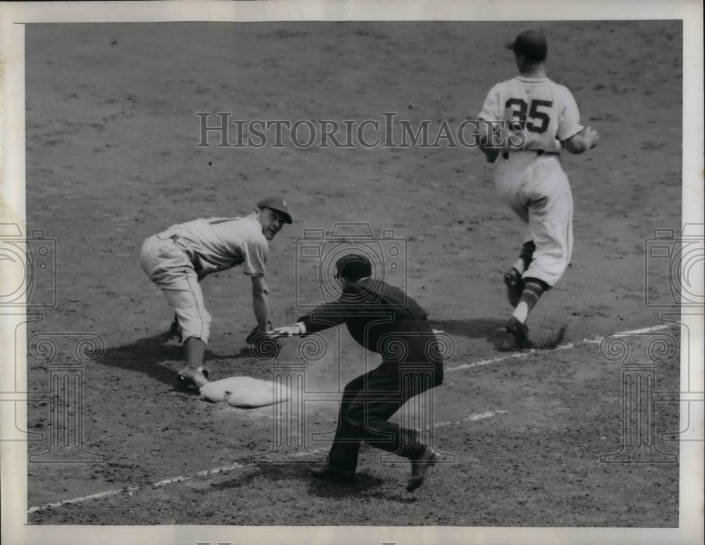 1946 Press Photo Giants Willard Marshall safe 1st vs Pirates Fritz Ostermuller - Historic Images