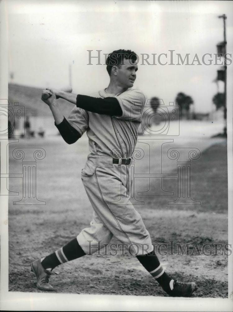 1937 Press Photo Lew Riggs, third Baseman for the Cincinnati Reds at Tampa, Fla - Historic Images