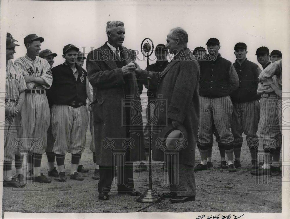 1938 Press Photo SF 49er Pres. Charles Graham,correspondent A Richardson - Historic Images