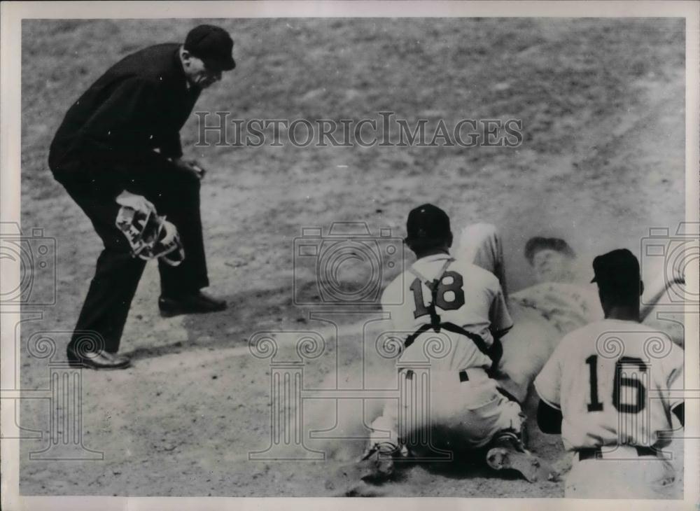 1951 Press Photo Giant Outfielder Whitey Lockman Slides Home Safe On Mueller Hit - Historic Images