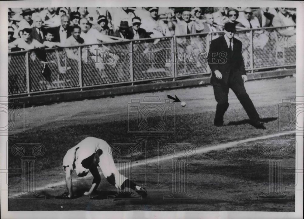 1951 Press Photo New York Yankees Third Baseman Gil MacDougald During Game - Historic Images