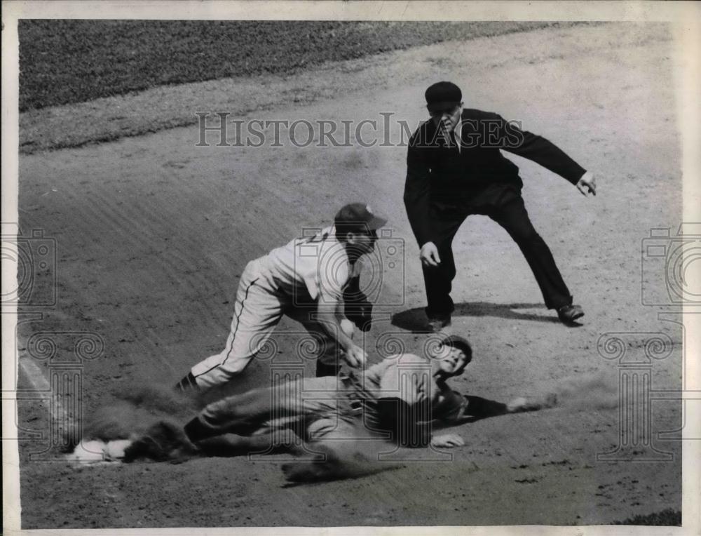 1944 Press Photo Al Kreitner Catcher Cubs Out At 3rd Hugh Luby Giants MLB Game - Historic Images