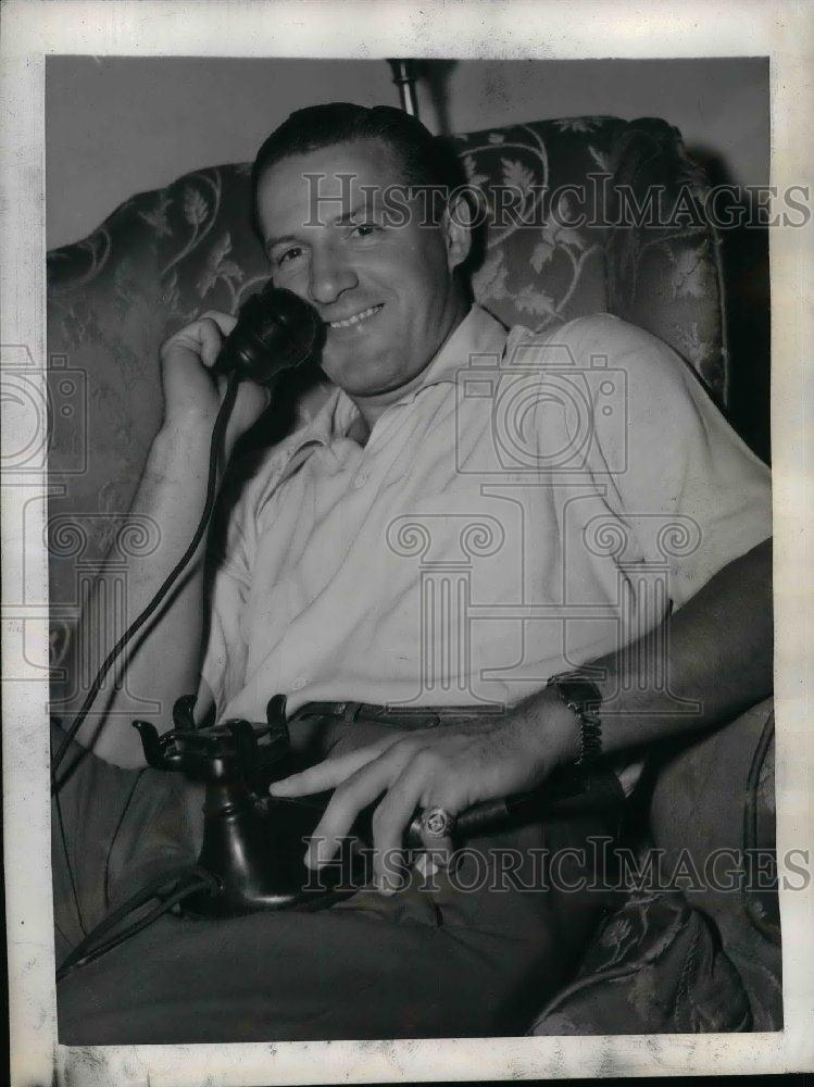 1943 Press Photo Joe Ducky Medwick Veteran Dodgers outfielder - nea07567 - Historic Images
