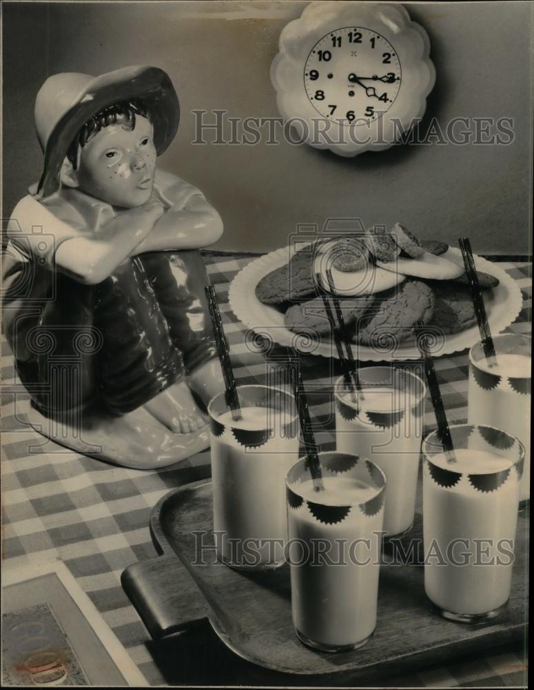 1947 Press Photo Tall glasses of milk for children protein needs of growing. - Historic Images