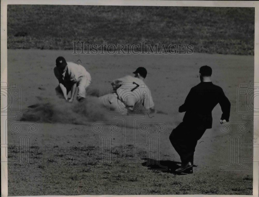 1945 Press Photo Phillies Vince DiMaggio slides safe over Giants George Haugmann - Historic Images