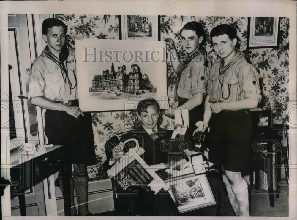 1935 Press Photo New York Boy Ambassador Of France Peter Dudan Showing Gifts - Historic Images