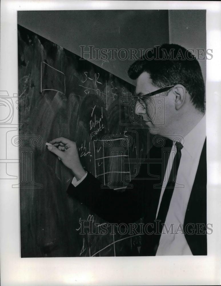 1962 Press Photo Charles Slack, researcher dir. for Tor Edu Inc. - nea11281 - Historic Images