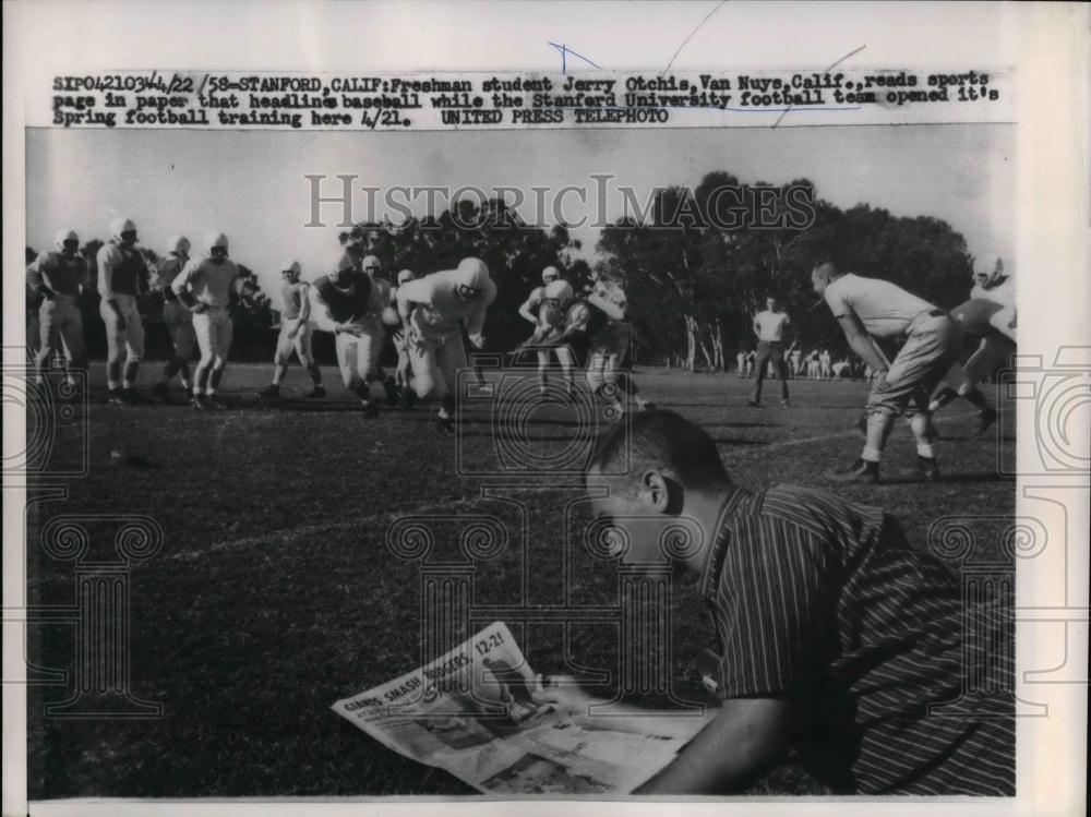1958 Press Photo Freshman Jerry Otchie behind the Stanford Univ. Football Team. - Historic Images