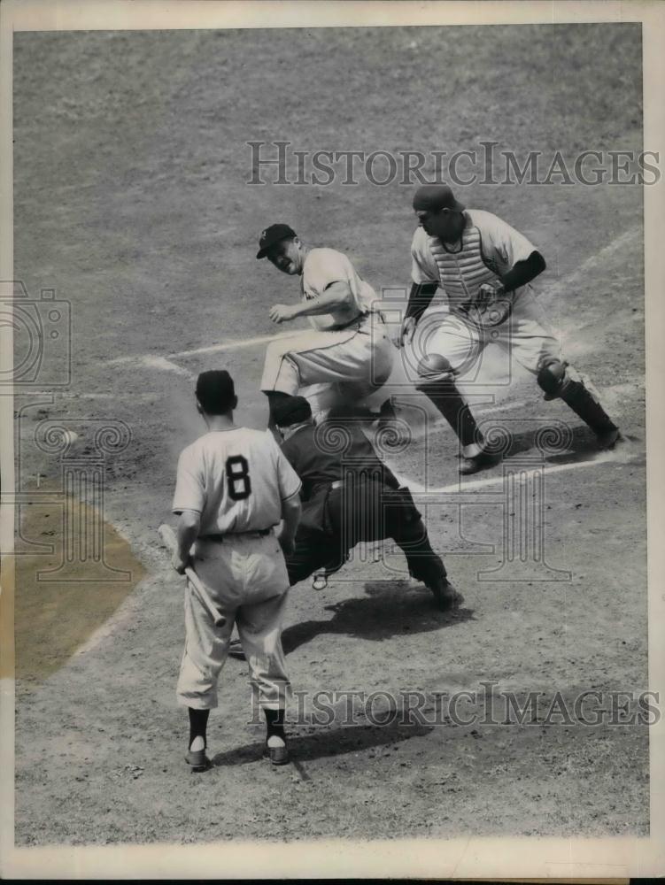 1949 Press Photo Giants&#39; Williard Marshall safe as Cubs&#39; Scheffing drops ball - Historic Images