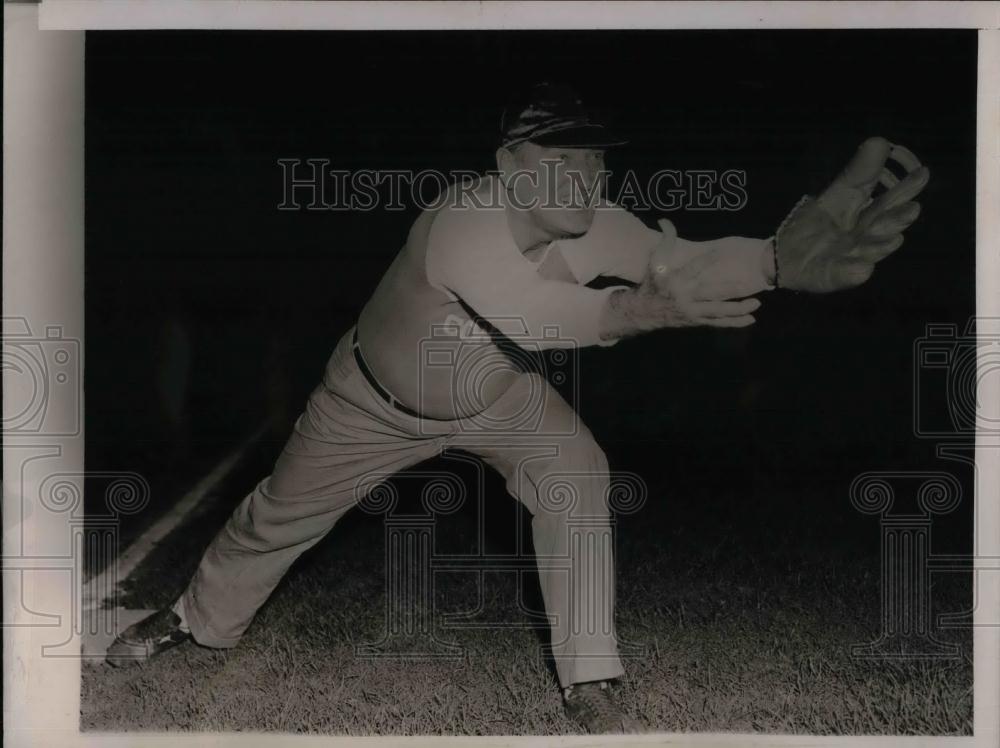 1938 Press Photo Senator James M. Mead Playing First Base For Congress Game - Historic Images