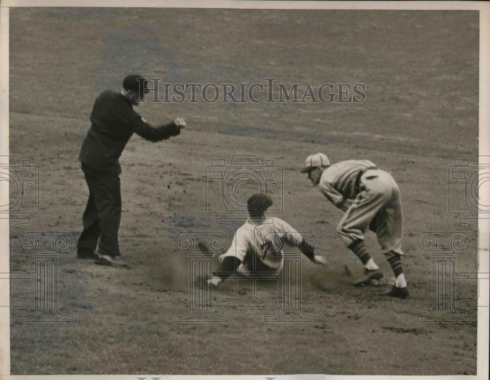 1940 Press Photo Henrich of Yankees tries to steal 2nd base - nea10265 - Historic Images