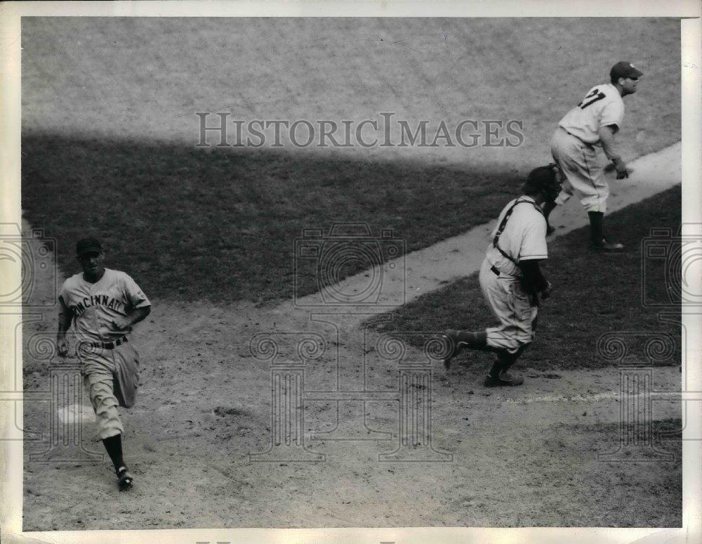 1943 Press Photo Cincinnati left fielder Gerald Walker, Giants' catcher Ernie - Historic Images