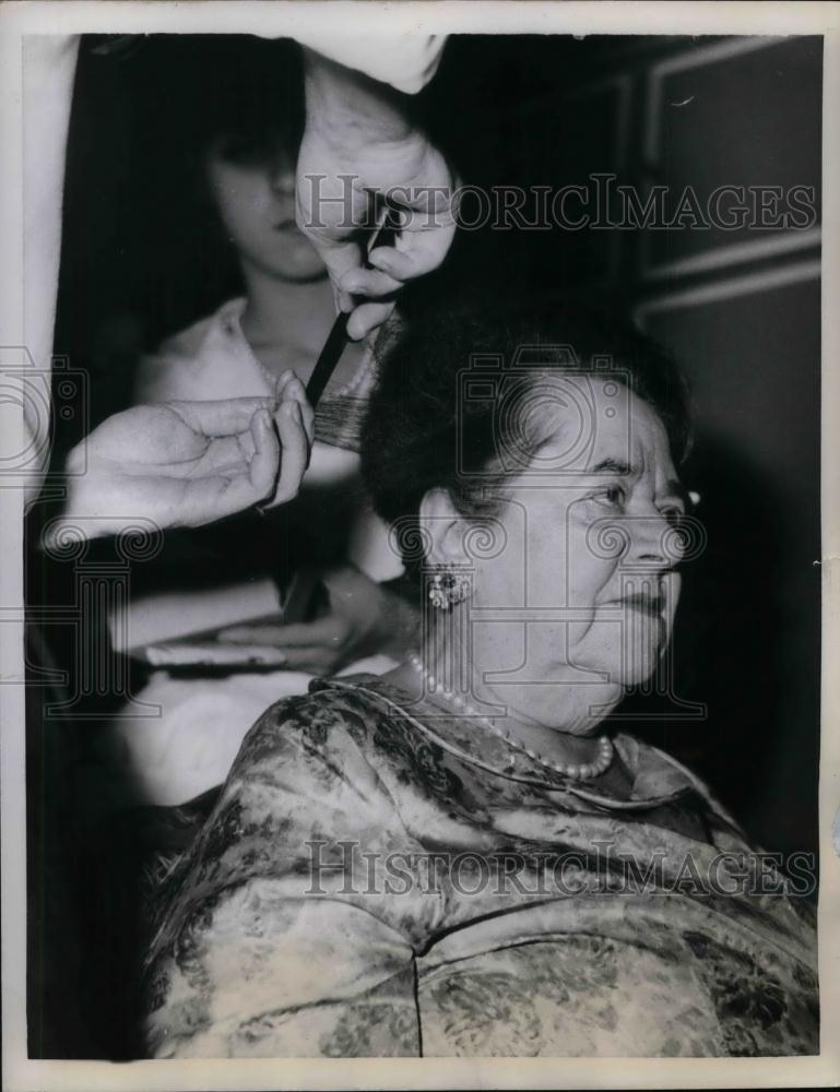 1960 Press Photo Gossip Columnist Elsa Maxwell combing for her seasonal Party. - Historic Images