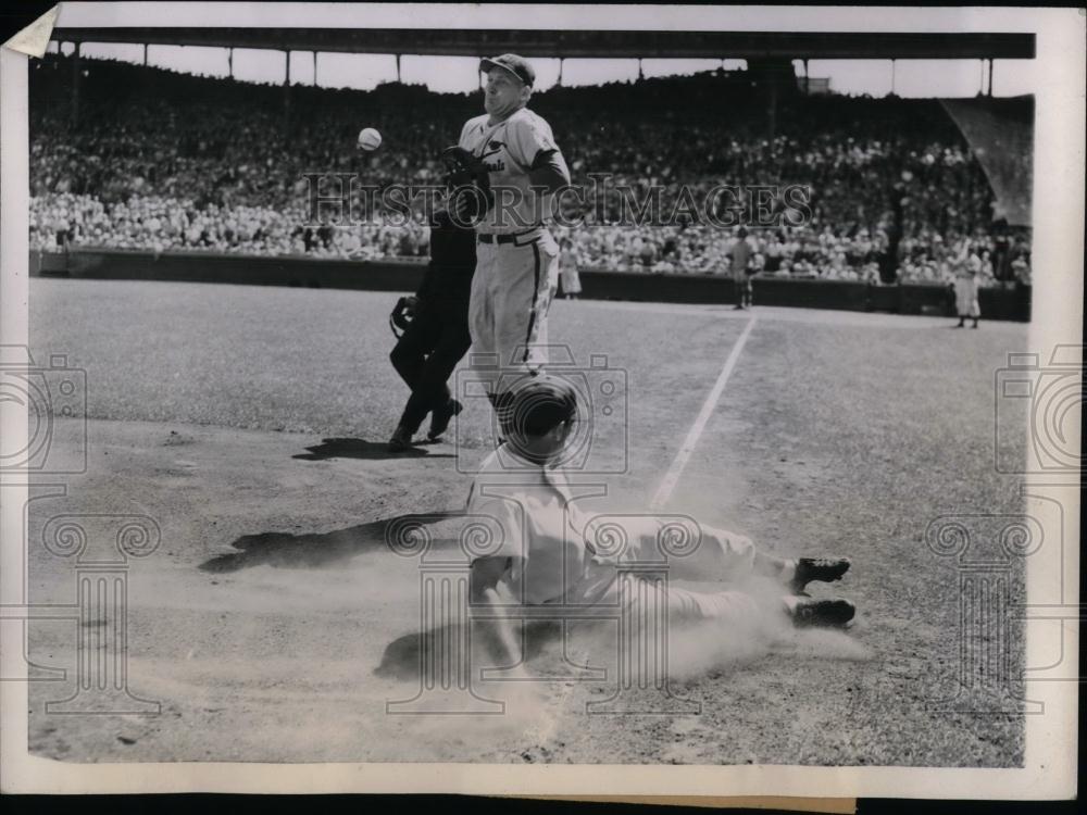 1945 Press Photo Cubs Harry Lowrey Slides Safe To 3rd As Ball Bounces - Historic Images