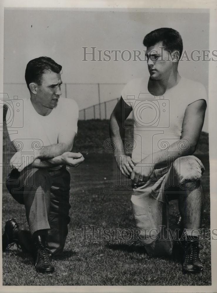 1946 Press Photo Yale Head Coach Howie Odell and grid coach Richard Hollingshead - Historic Images