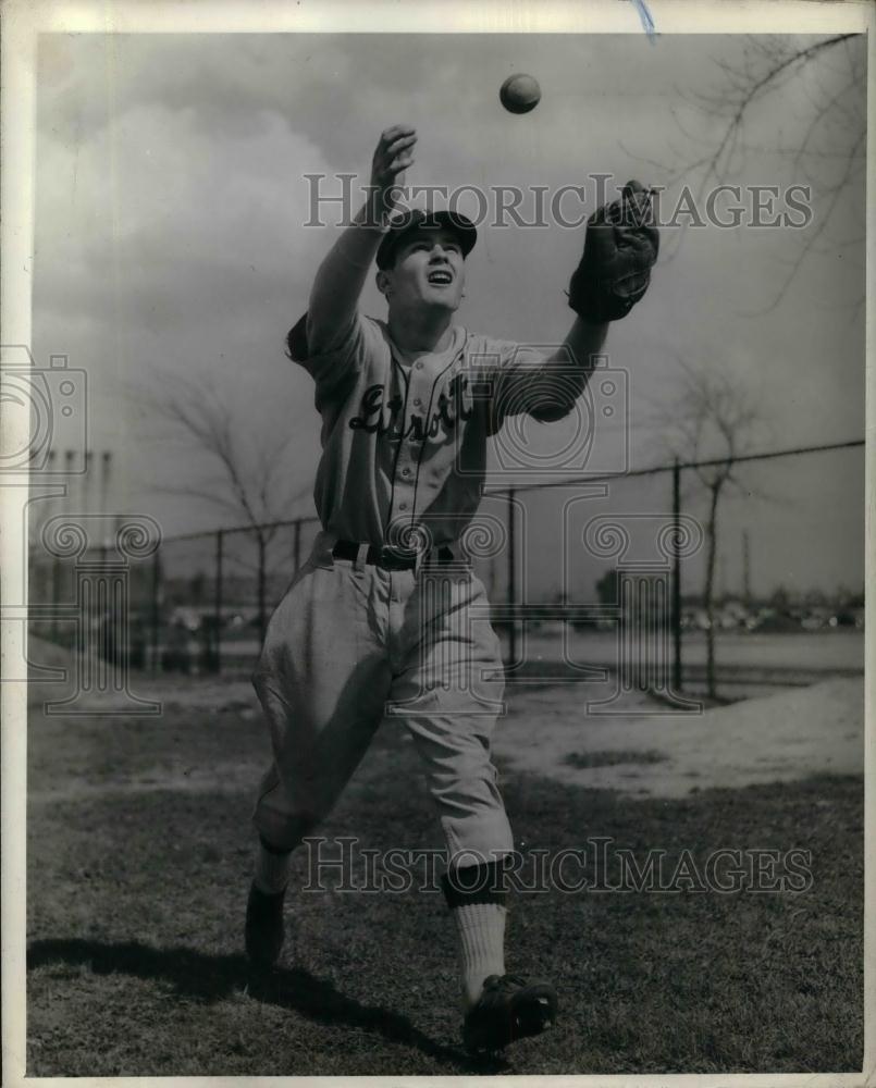 Press Photo Bill Fiedler. left Fielder of University of Detroit. - nea11778 - Historic Images