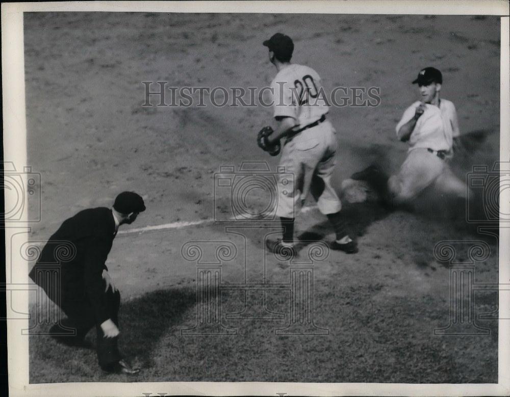 1943 Press Photo Geroge Case of Senators slide at safe over Vern Stephens. - Historic Images