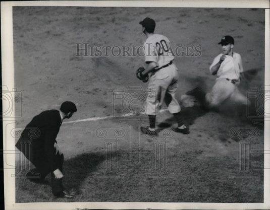 1943 Press Photo Geroge Case of Senators slide at safe over Vern Stephens. - Historic Images