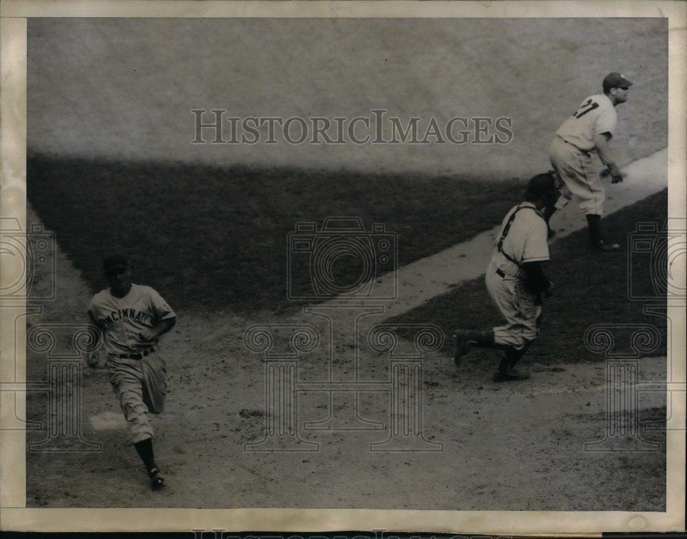 1943 Press Photo Cincinnati Center Fielder, Gerald Walker,Catcher Ernie Lombardi - Historic Images