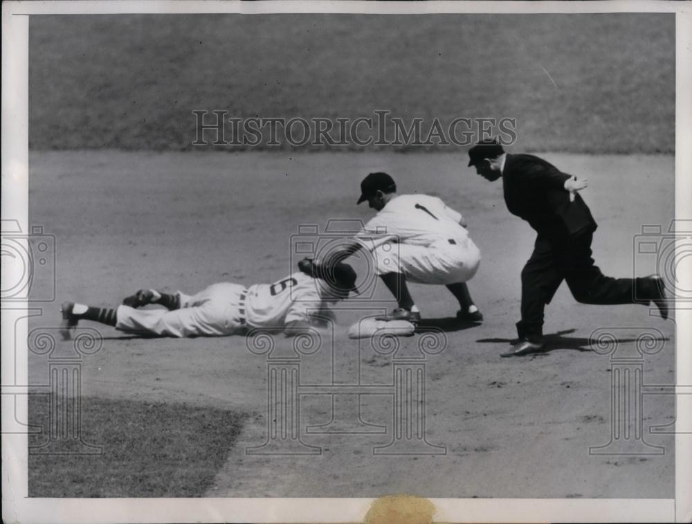 1947 Press Photo Detroit Tigers Pat Mullin & Umpire Bill McGowan During Game - Historic Images