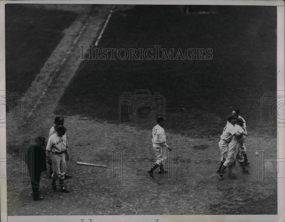 1936 Press Photo New York Giants Outfielder Jimmy Pipple - nea12446 - Historic Images