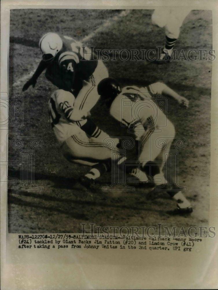 1959 Press Photo Baltimore Fullback Denny Moore Tackled By Giants Patton &amp; Crow - Historic Images