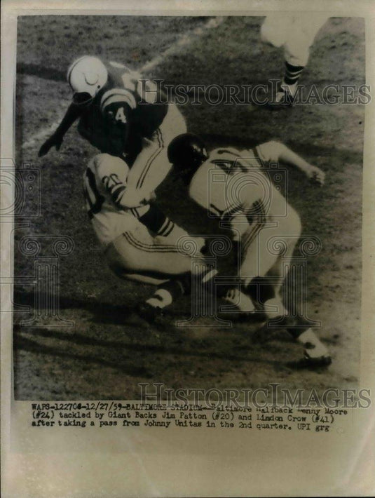 1959 Press Photo Baltimore Fullback Denny Moore Tackled By Giants Patton & Crow - Historic Images