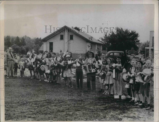 1941 Press Photo School Students display Aluminum Collection launched by OPM. - Historic Images
