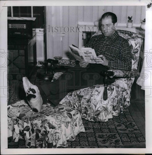 1947 Press Photo Tommy Heinrich, NY Yankee at his home - nea11417 - Historic Images