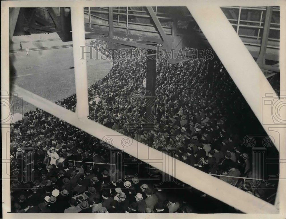 1940 Press Photo Crowds at stadium for NY Giants vs Philaddelphia game - Historic Images