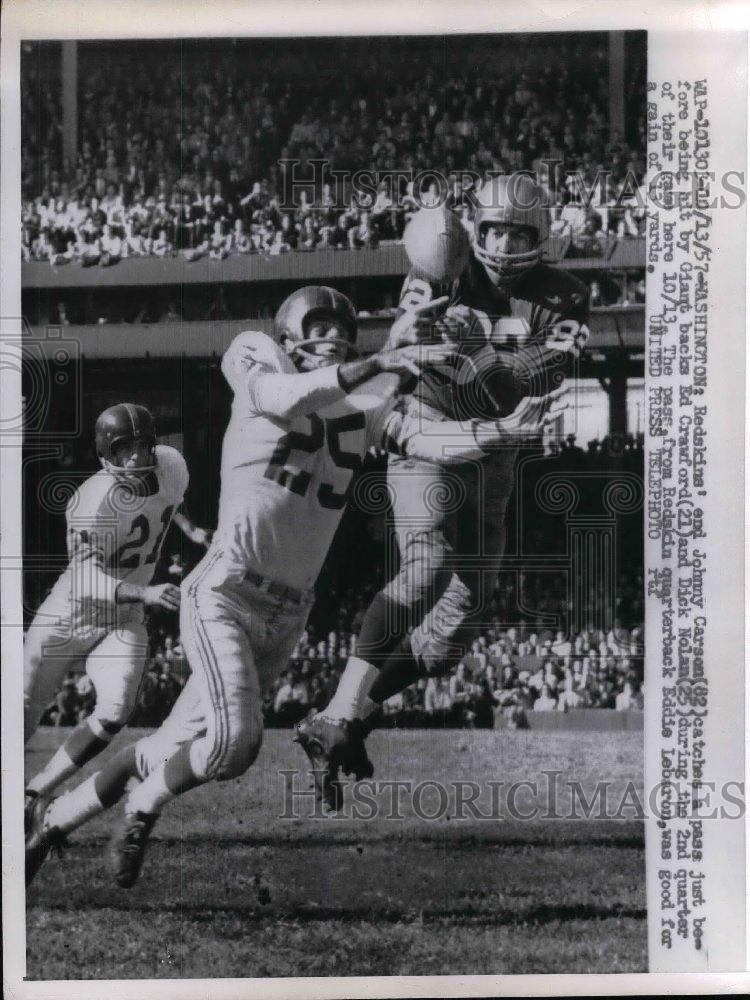 1957 Press Photo Redskin end Johnny Carson, catch a pass just before being hit. - Historic Images