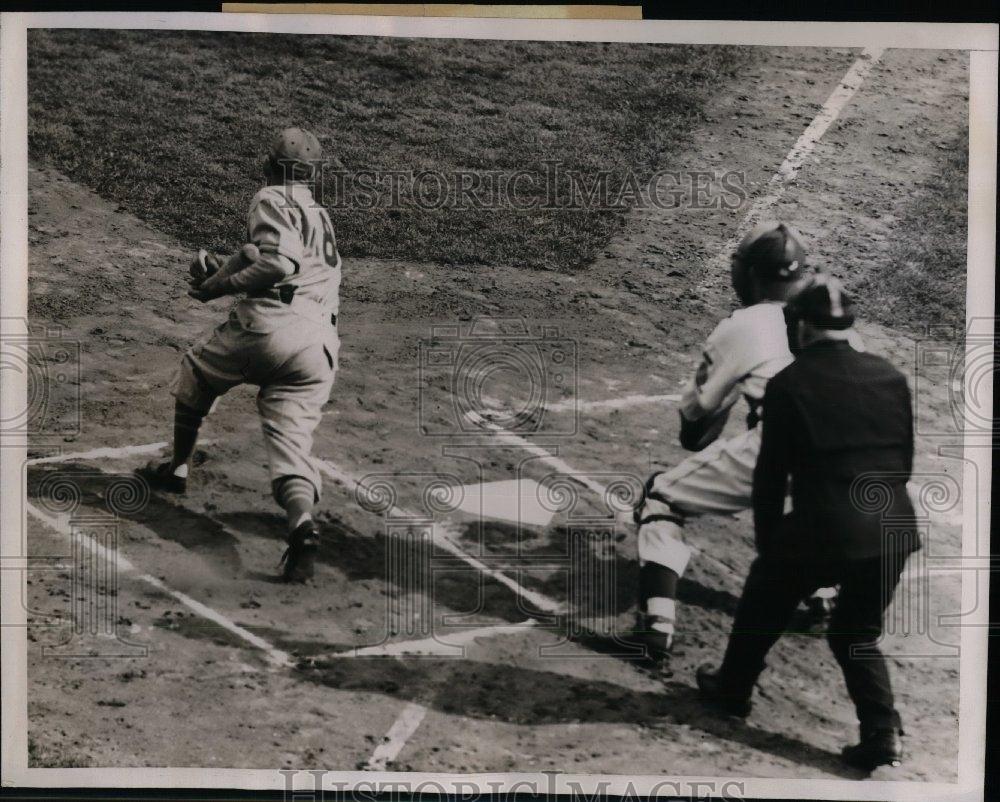 1938 Press Photo Warstler Bigles to Right Field NY giants - nea08763 - Historic Images