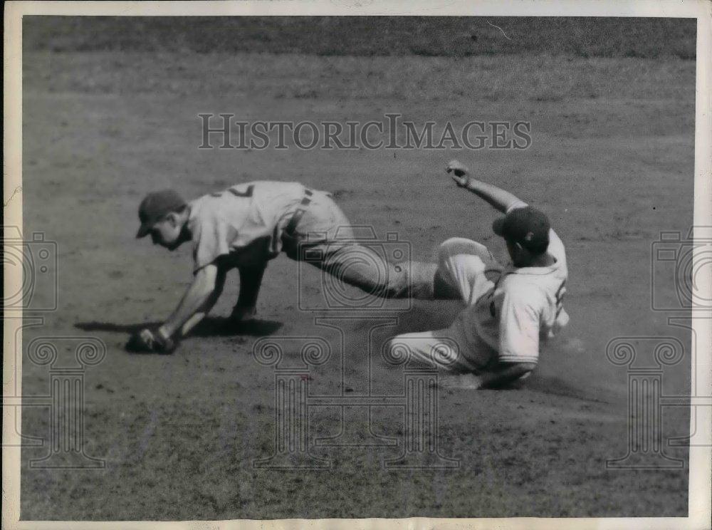 1945 Press Photo Giants Phil Weintraub is out by Chicago Don Johnson. - Historic Images