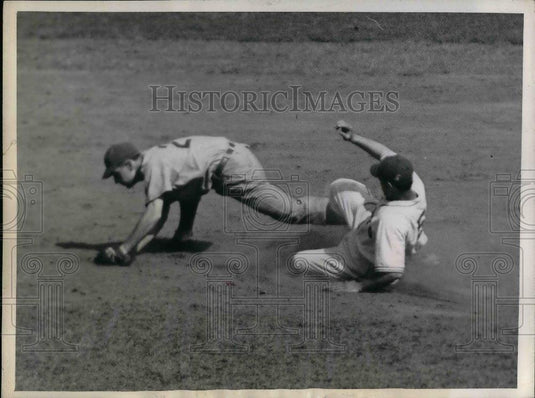 1945 Press Photo Giants Phil Weintraub is out by Chicago Don Johnson. - Historic Images